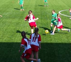 Drużyny dziewcząt rozgrywają mecz